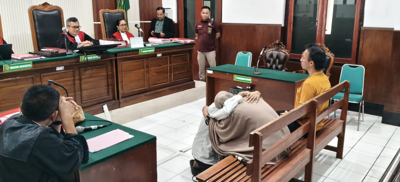 Curi Rp17 Juta Uang Ibu, Andy Menangis Minta Maaf di Ruang Sidang