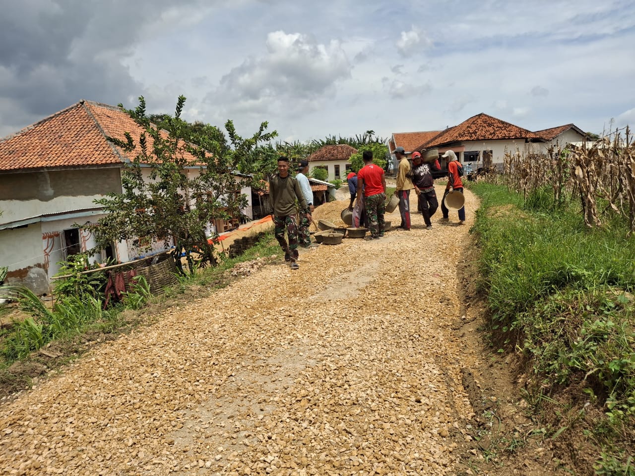 Bersama Warga, Satgas TMMD Kebut Pengaspalan Mandala