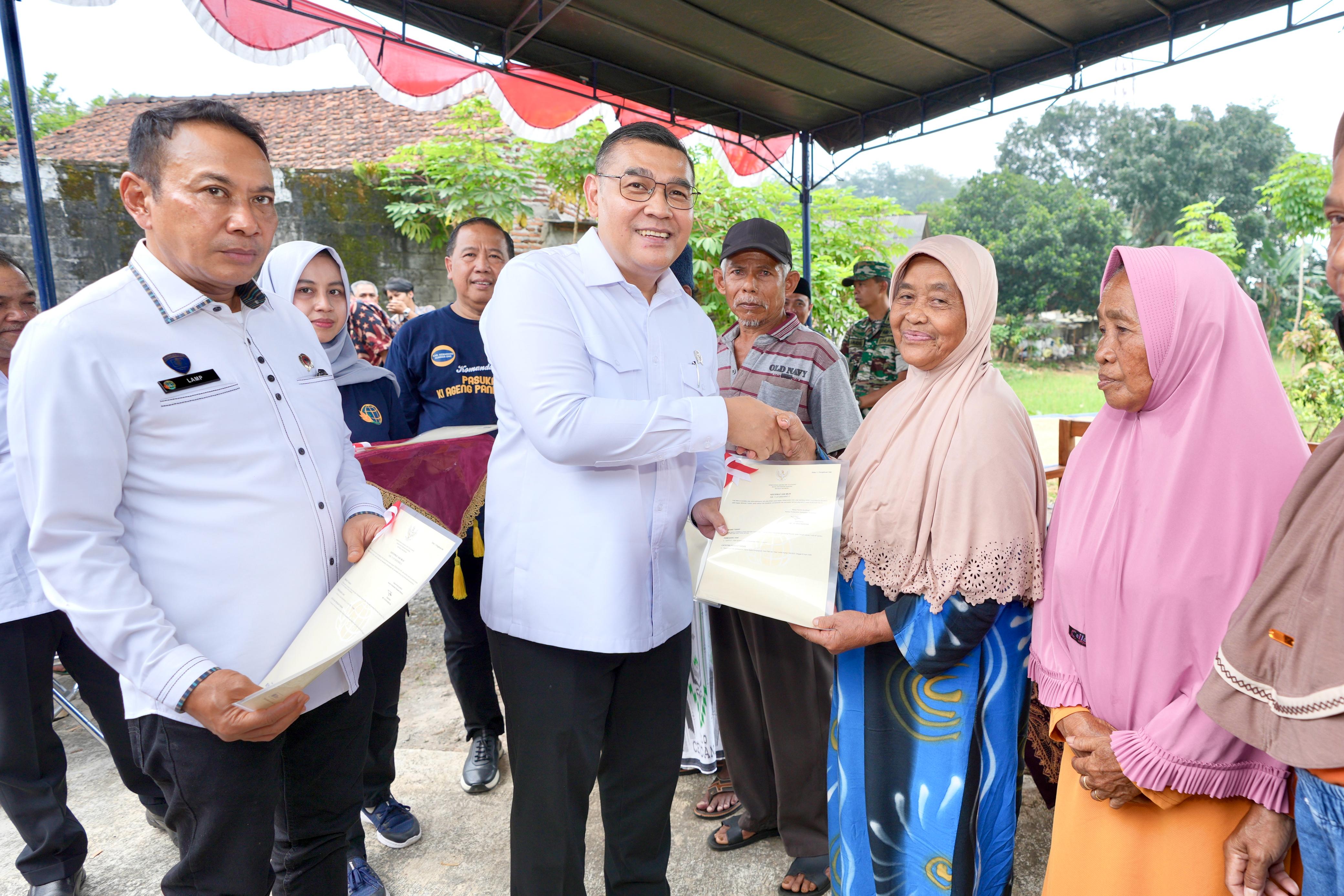 Serahkan Sertipikat Elektronik Door to Door di Semarang, Wamen Ossy Tekankan Keamanan dan Kemudahan Akses