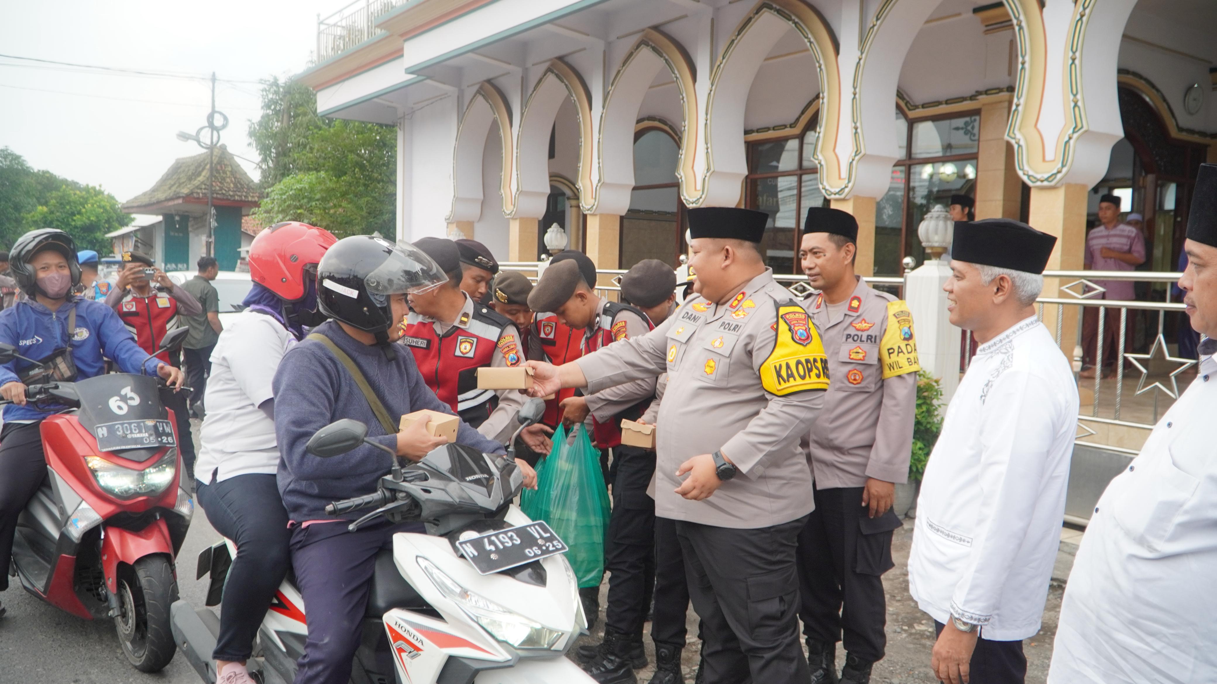 Kapolres Pasuruan Gelar Safari Ramadan dan Ikut Bagi Takjil