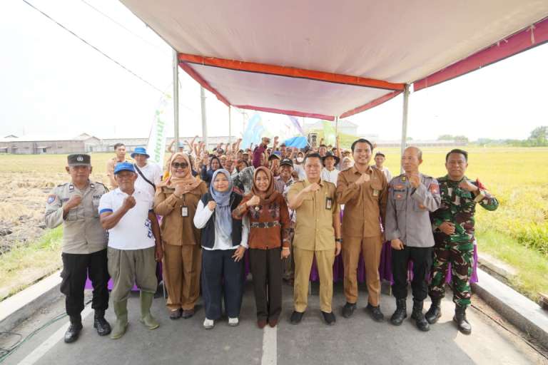 Panen Raya Padi di Kelurahan Gunung Gedangan Naik 33 Persen, Ning Ita Apresiasi Kerja Keras Petani