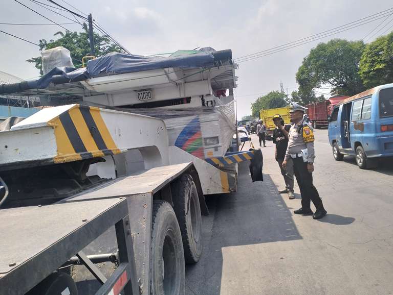 Satlantas Polres PelabuhanTanjung Perak Gencarkan Penertiban Truk di Kalimas Baru