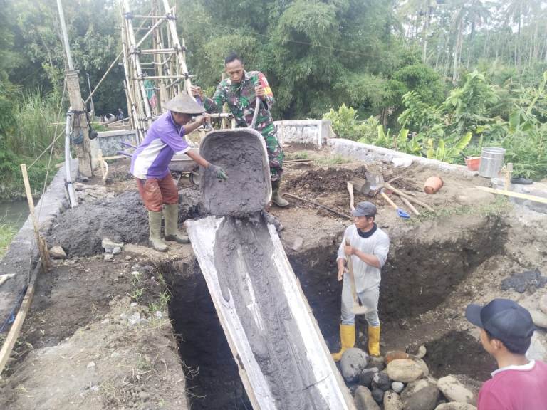 Babinsa dan Warga Lumajang Bangun Jembatan Perintis Garuda di Kali Asem