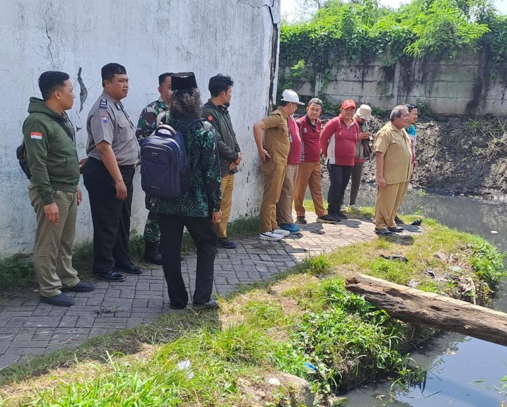 Antisipasi Banjir, Polsek Sukomanunggal Bersama DSABM Normalisasi Bozem Simo Jawar