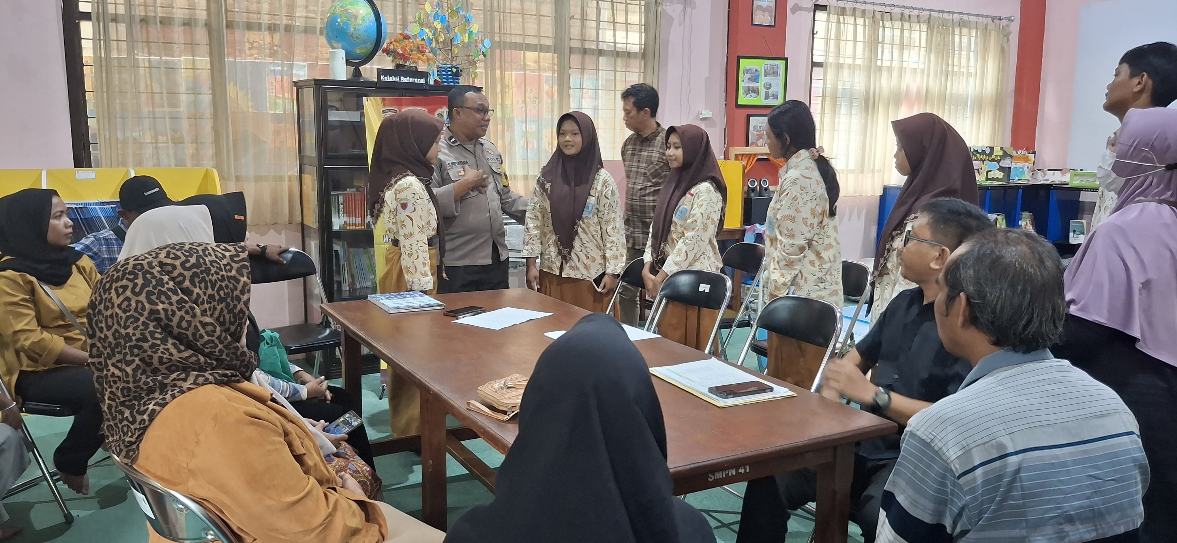 Polsek Simokerto Gelar Jumat Curhat di SMPN 41, Jalin Kedekatan dan Dorong Sekolah Bebas Bullying