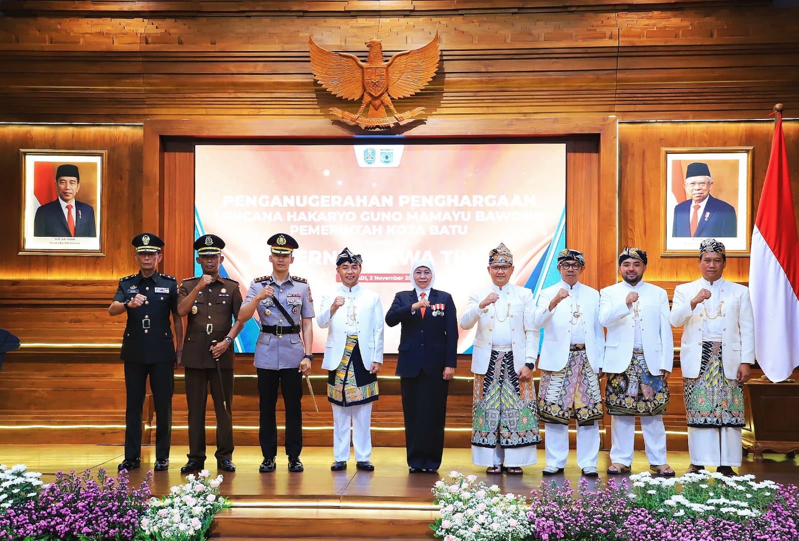 Gubernur Khofifah Terima Lencana Hakaryo Guno Mamayu Bawono dari Pemkot Batu