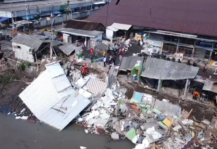 10 Kios di Bantaran Sungai Gembong Ambrol