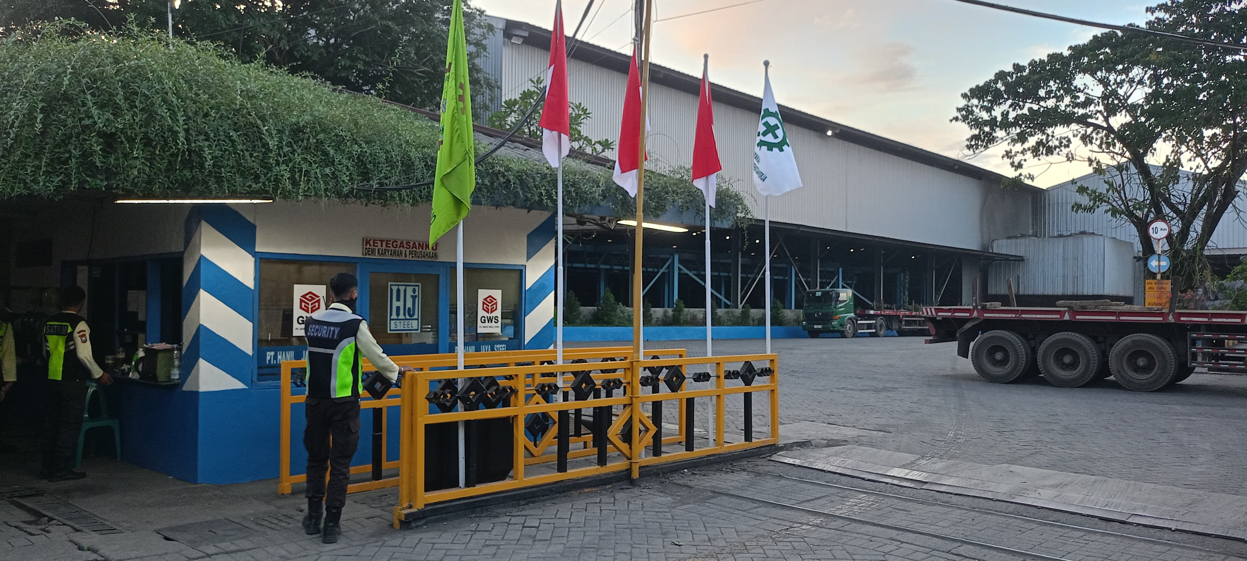 Dampak Ledakan Pabrik Baja di Sidoarjo, Tiga Rumah Warga Rusak Terkena Serpihan