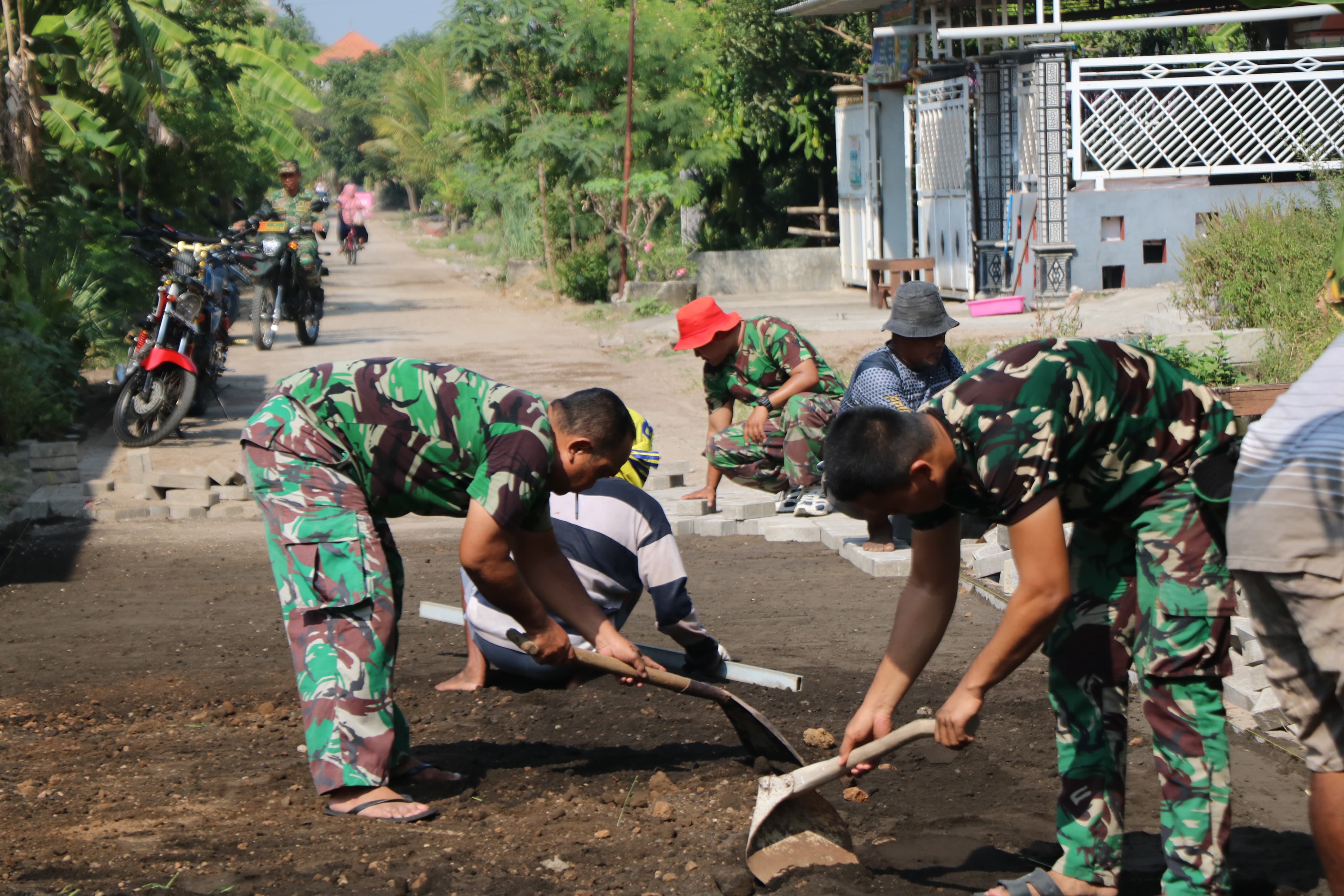 Satgas TMMD Ke-120 Kodim 0816/Sidoarjo Percepat Pavingisasi Jalan, Tingkatkan Kualitas Hidup Warga