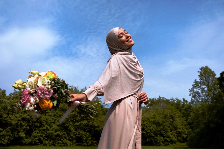 Di Era Serba Lebih, Mengapa Merasa Cukup Justru Menyelamatkan untuk Meraih Kebahagiaan