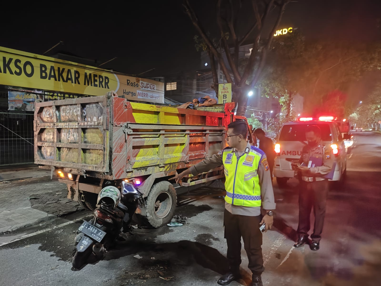 Pemotor Vario Hajar Truk Parkir di Merr, 1 Tewas, 1 Dilarikan ke RS