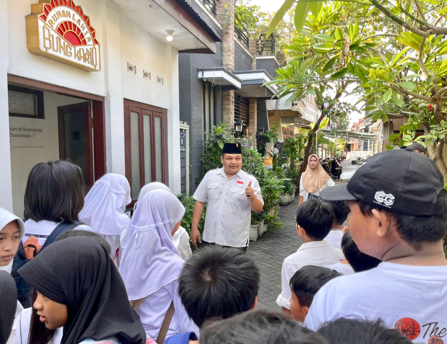 Belajar Nasionalisme dan Sejarah, Puluhan Siswa SD Keliling Rumah Pejuang Bangsa