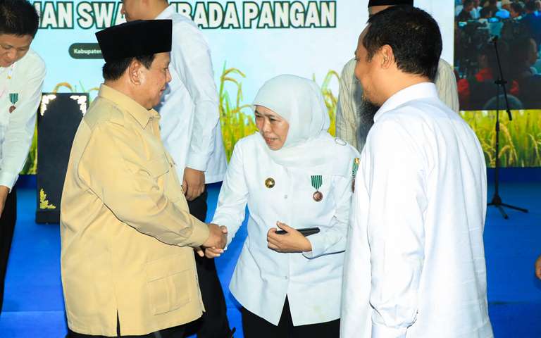 Presiden Prabowo Anugerahi Khofifah Satyalancana Wira Karya atas Swasembada Pangan Jatim