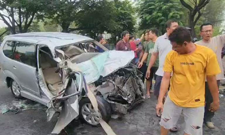 Nyalip Keluar Jalur, Avanza Tabrak Truk Tronton