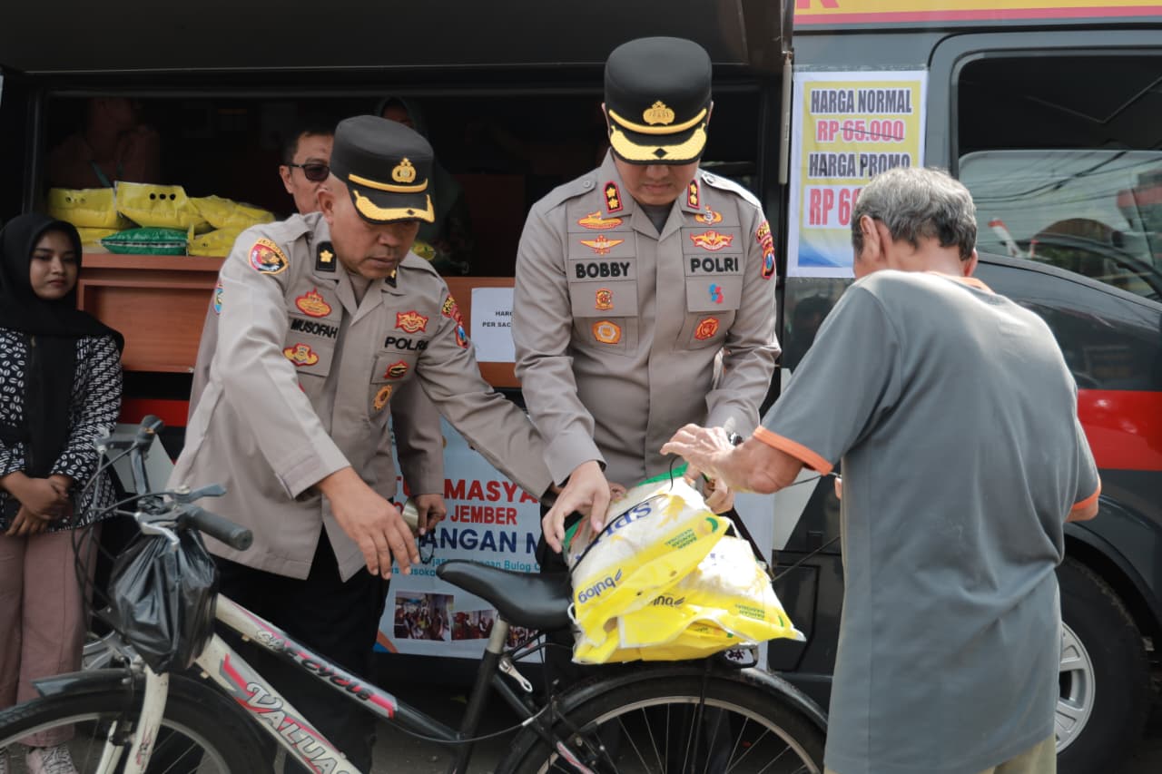 Ringankan Beban Warga, Polres Jember dan Bulog Gelar Gerakan Pangan Murah, Kapolres Ikut Layani Pembeli