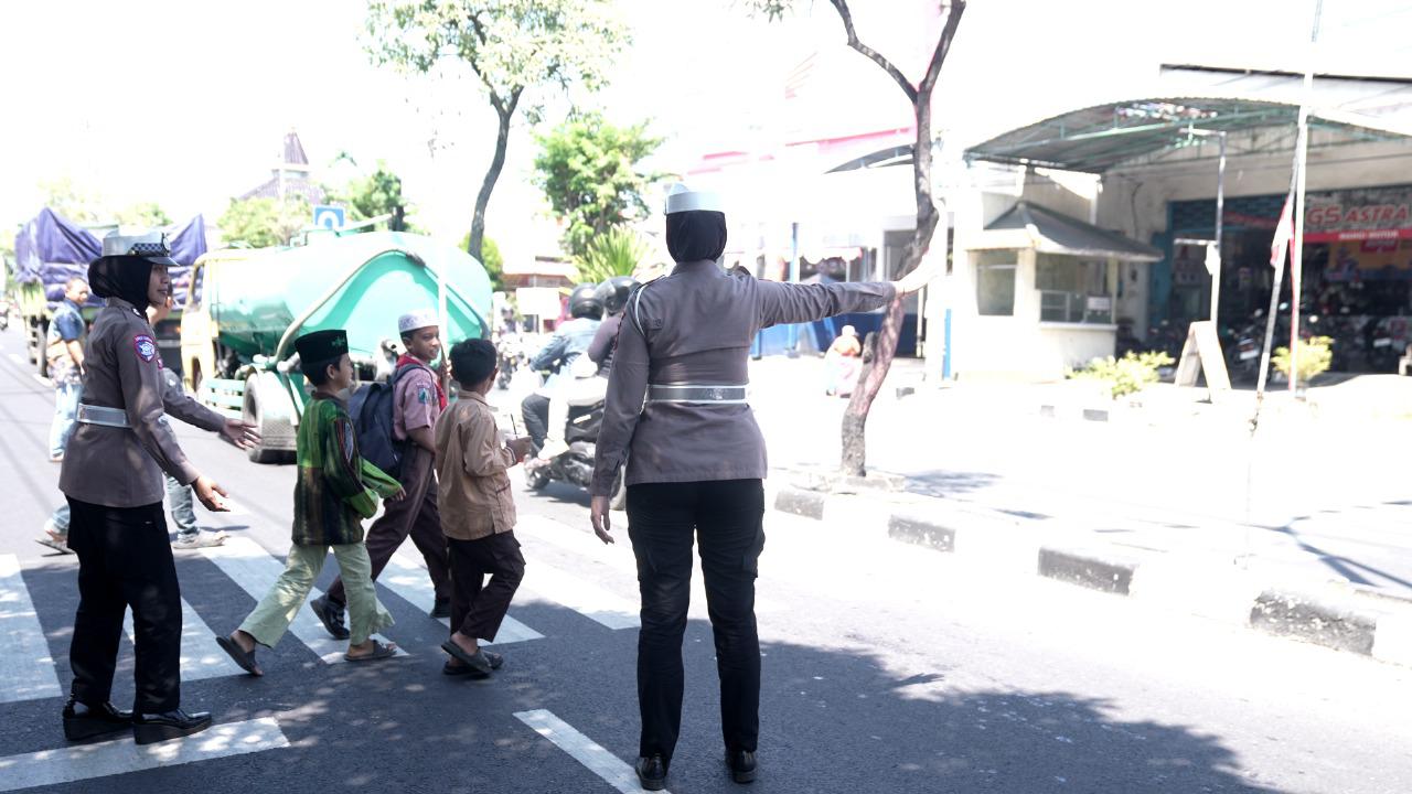 Srikandi Giri Tebar Berkah dan Tertib Lalu Lintas di Hari Jumat