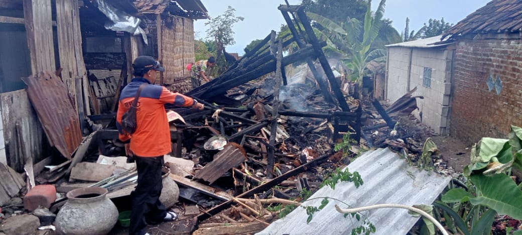 Dua Rumah Hangus Terbakar di Situbondo, Nenek 81 Tahun Lolos dari Maut