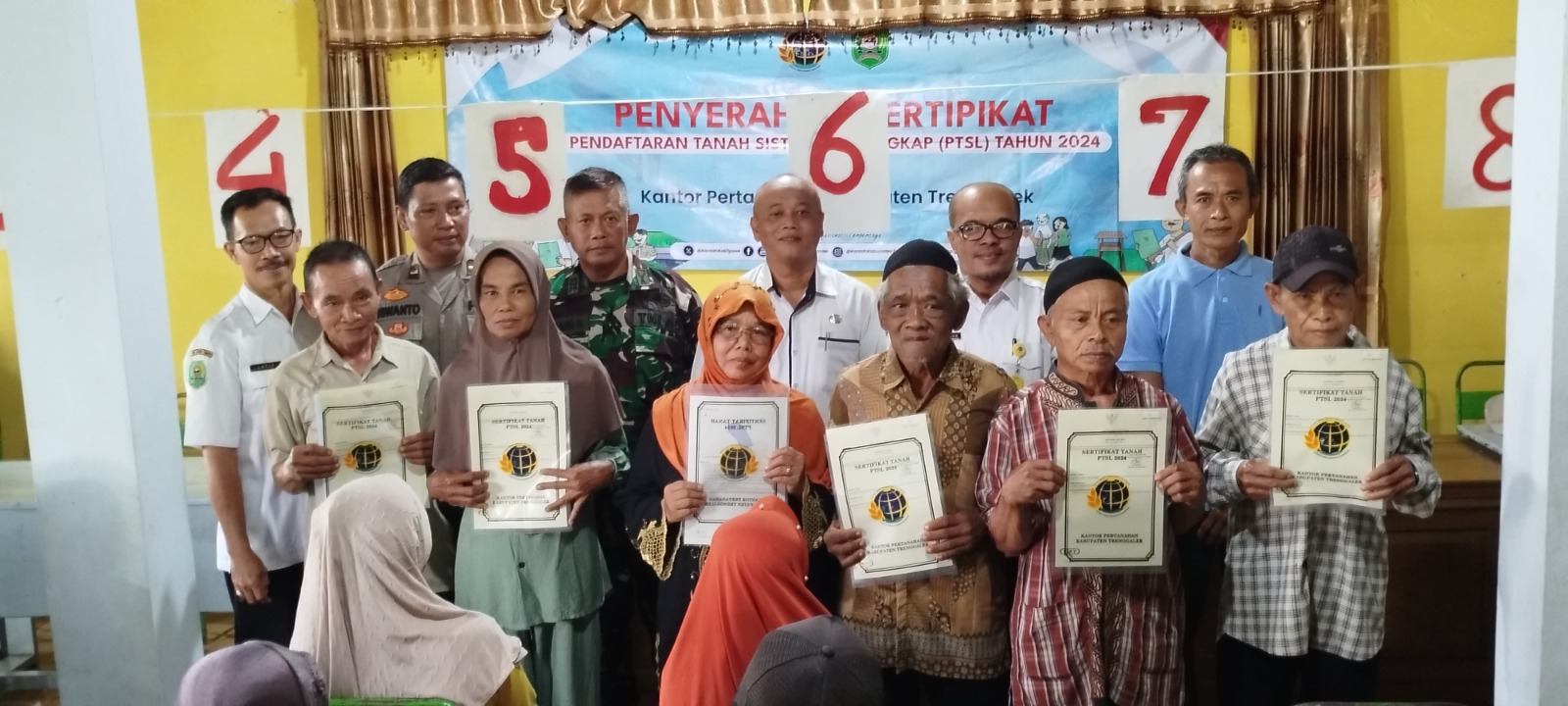 Ribuan Warga Kecamatan Panggul Terima Sertipikat Tanah Program PTSL