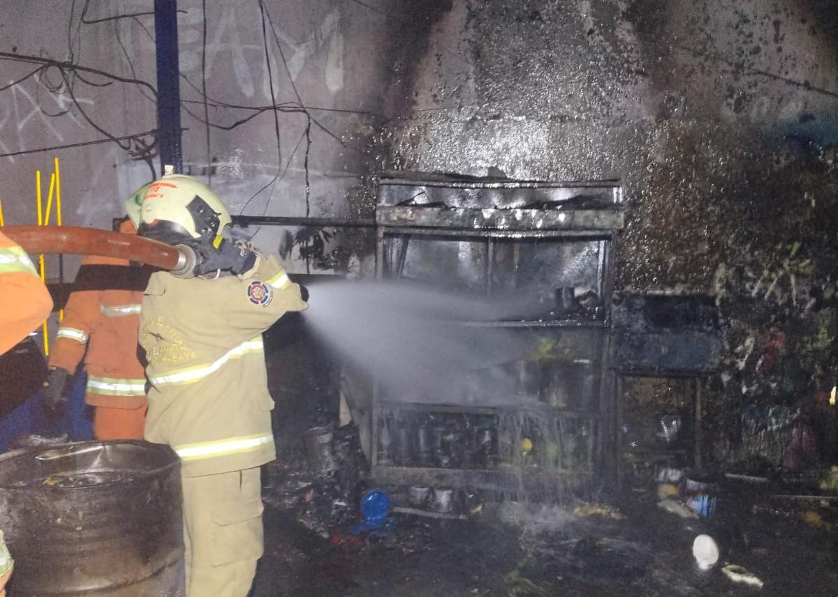 Diduga Korsleting Listrik, Bengkel Karoseri di Pakal Surabaya Terbakar