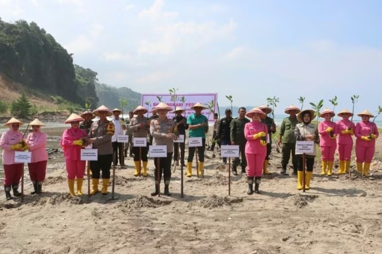 Sambut Hari Bhayangkara ke-79, Polres Tulungagung dan Bhayangkari Tanam Mangrove Serta Bagikan Sembako 