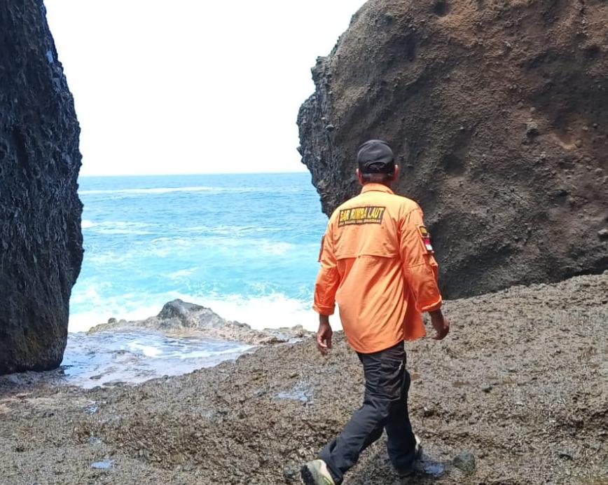 Tragedi Gunung Sepinggil: Terhempas Ombak Saat Berswafoto, Satu Pemuda Hilang di Laut Selatan