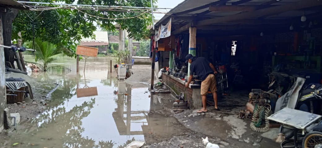 Warga Bantaran Sungai Karang Pilang Harap-harap Cemas Antisipasi Luapan Air