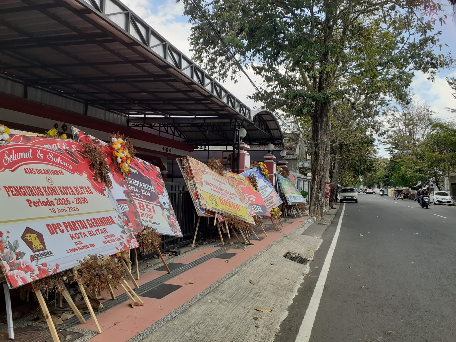 Kantor Digembok dan Listrik Diputus, Pengurus KONI Kota Blitar Terlantar Tak Bisa Ngantor