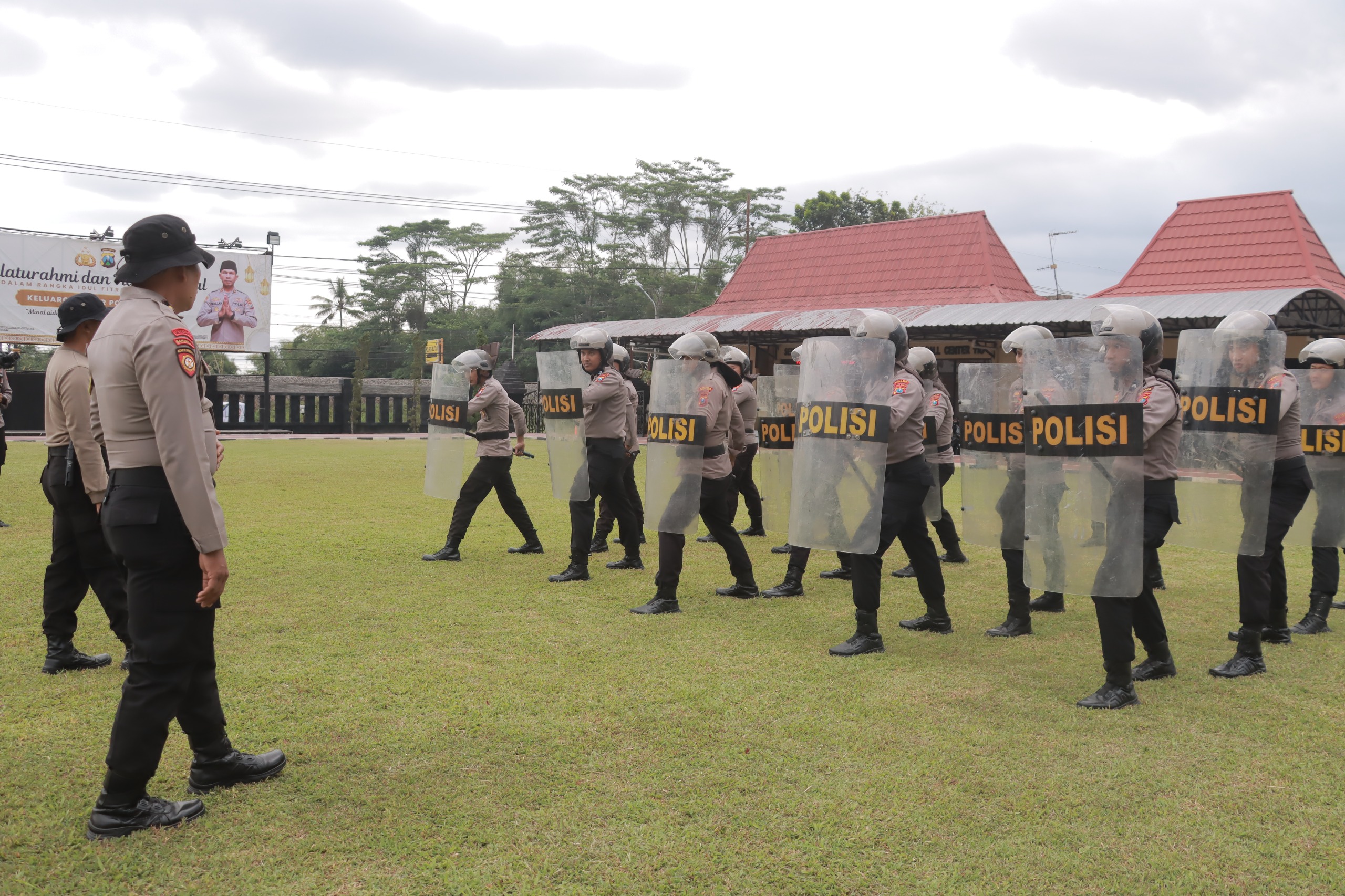Sambut Hari Buruh, Polres Blitar Gelar Simulasi Pengamanan Unjuk Rasa