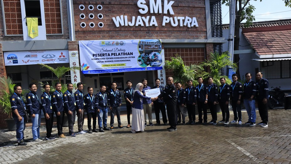 PLN dan SMK Wijaya Putra Gelar Pelatihan Teknisi Kendaraan Listrik untuk Bengkel Konvensional