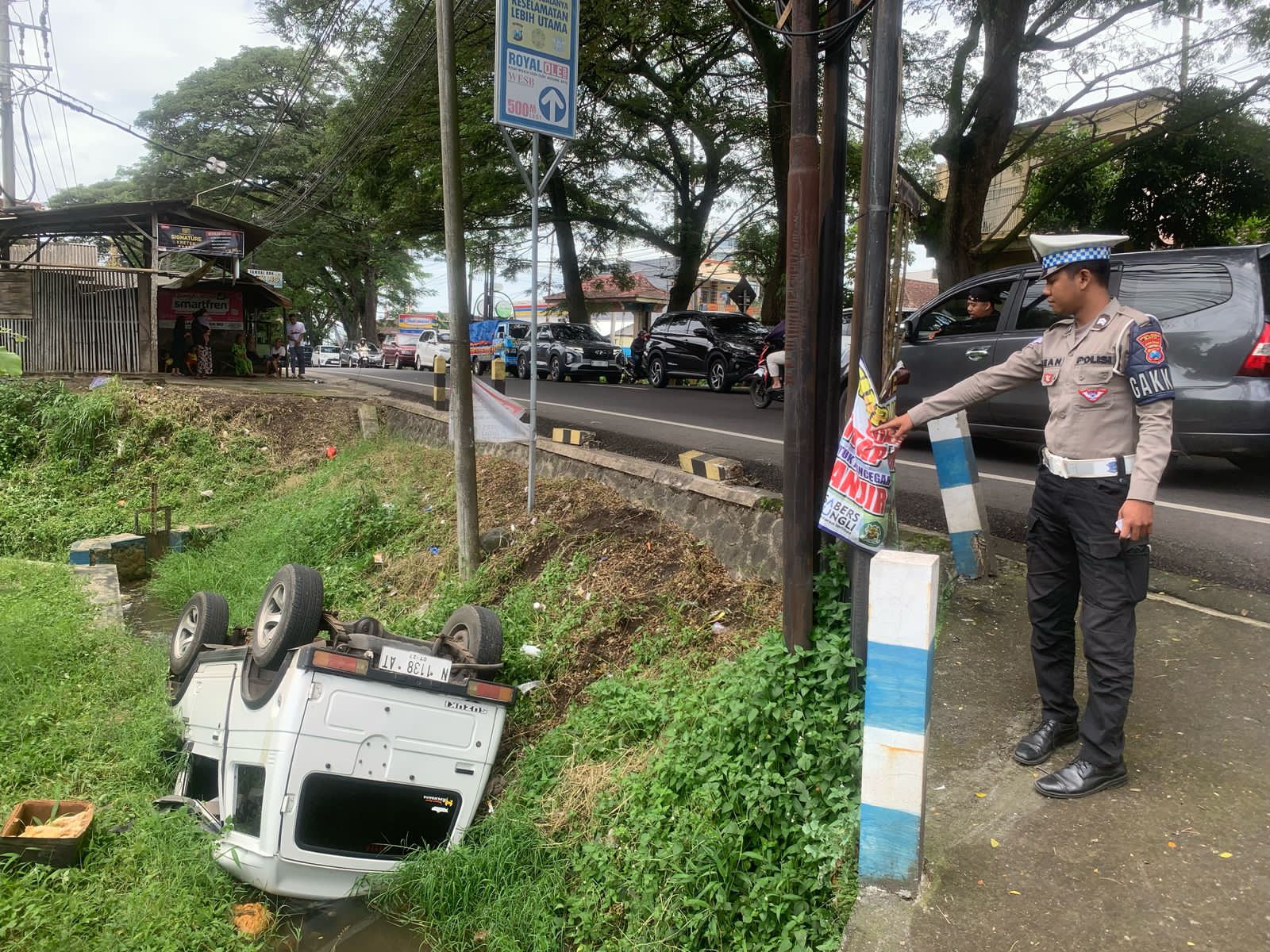 Mobil Terguling Masuk Parit Sedalam 3 Meter di Beji