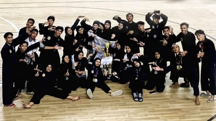 UKM Tapak Suci Cabang 19 Serahkan Piala Juara Umum Satu ke Rektor UM Surabaya