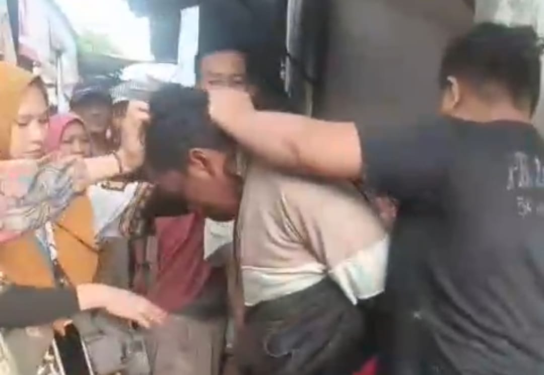 Gagal Gondol Motor Penjual Telur, Warga Grati Diamuk di Pasar Wonorejo