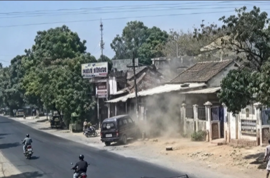 Minibus Tabrak Motor di Nganjuk, Pengendara Kritis Balita Meregang Nyawa