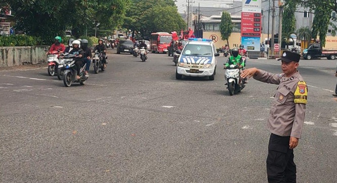 Antisipasi Gangguan May Day, Polsek Sukomanunggal Siagakan Pengamanan di Jalur Raya Simo Pomahan