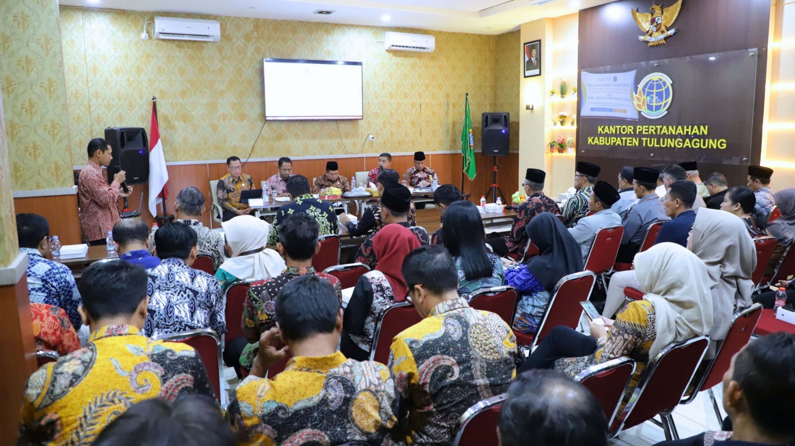 Tegaskan Percepatan Penyelesaian Program Strategis Nasional, Kakanwil BPN Jawa Timur Adakan Monev