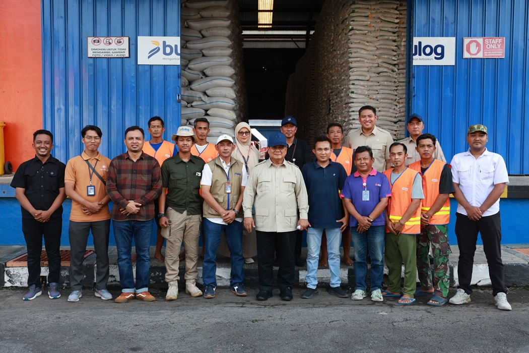 Sidak Gudang Bulog di Magelang, Presiden Prabowo Sapa dan Foto Bareng Pegawai