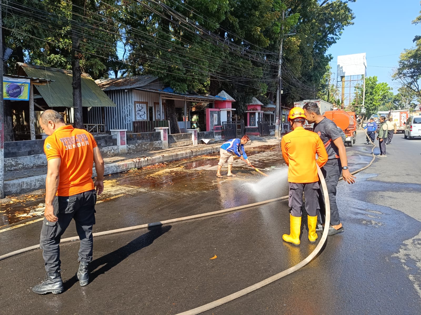 Tumpahan Tebu di Sukorambi Picu Kecelakaan Beruntun di Jalan Nasional