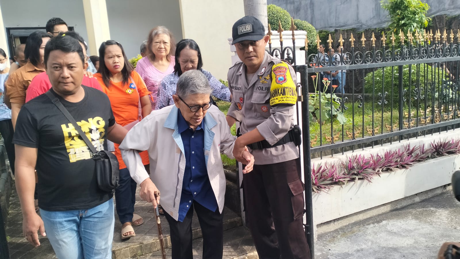 Pemandangan Menarik, Polisi Dorong Kursi Roda Lansia Usai Ibadah di Gereja