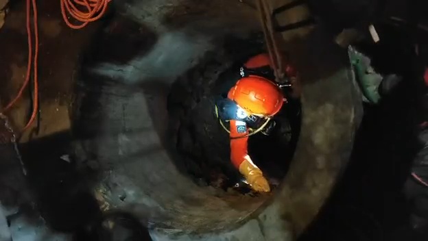 Terperosok Saat Hendak ke Kamar Mandi, Warga Wonokerto Dievakuasi dari Dasar Sumur