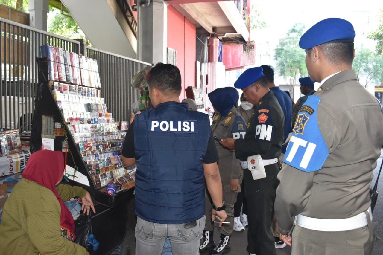 Gempur Rokok Ilegal, Petugas Gabungan Sita 981 Bungkus di Surabaya Pusat