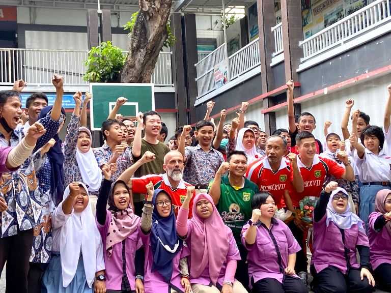 Rayakan Ultah Ke-98, Persebaya Berbagi Kebahagiaan dengan Siswa SLB: Azrul Ananda Bicara Harapan, Bukan Janji