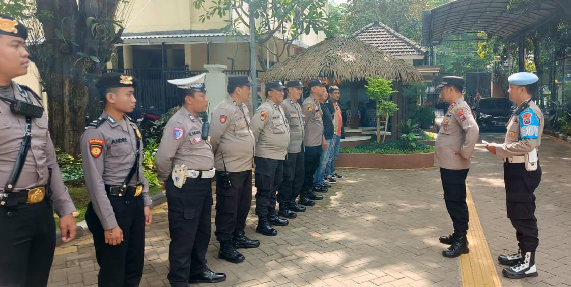 Polsek Gayungan Siagakan Personel Amankan Aksi Unjuk Rasa DPW FSPMI-KSPI Jatim