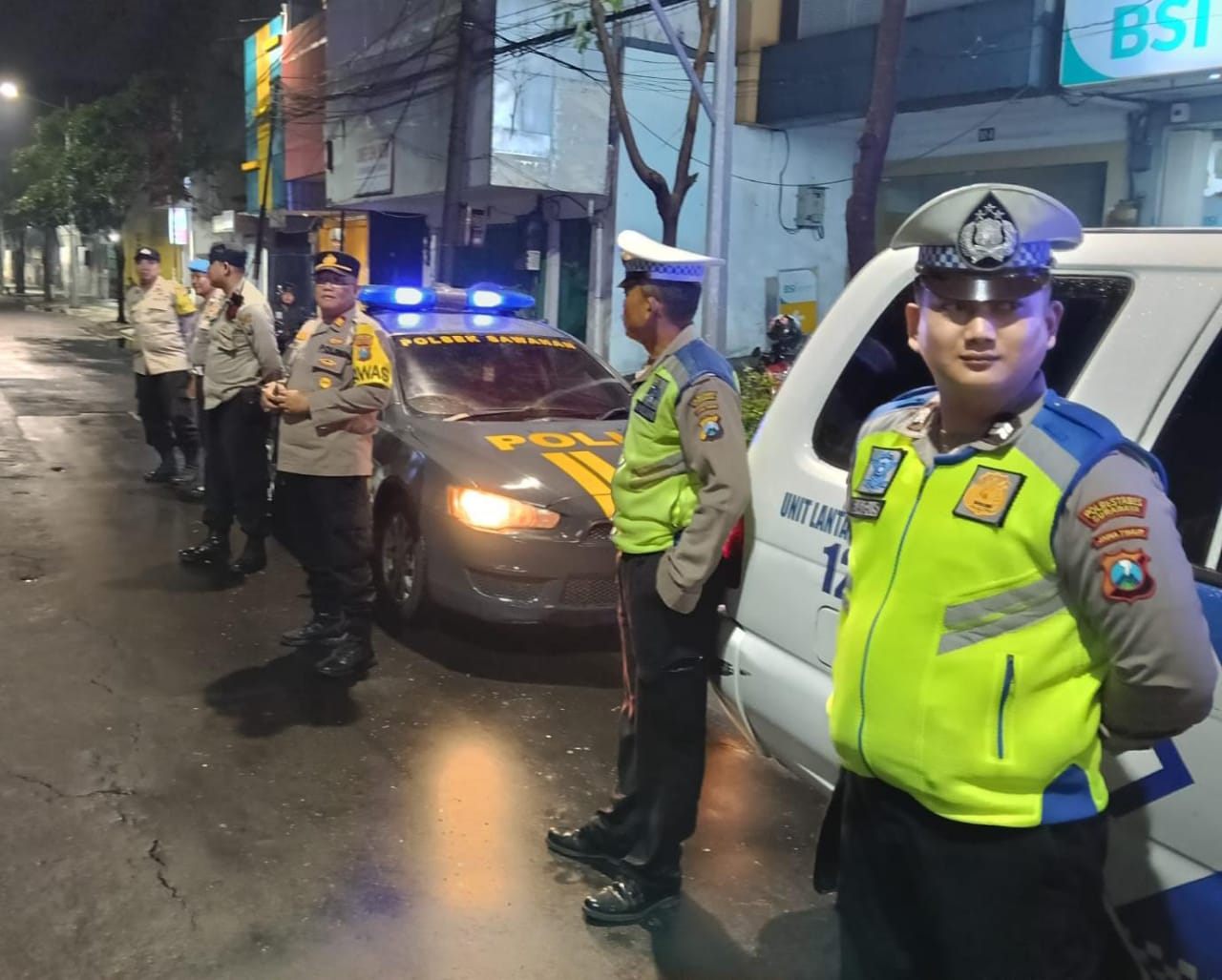 Polsek Sawahan Galakkan Patroli Malam di Kedungdoro, Antisipasi Kejahatan Jalanan