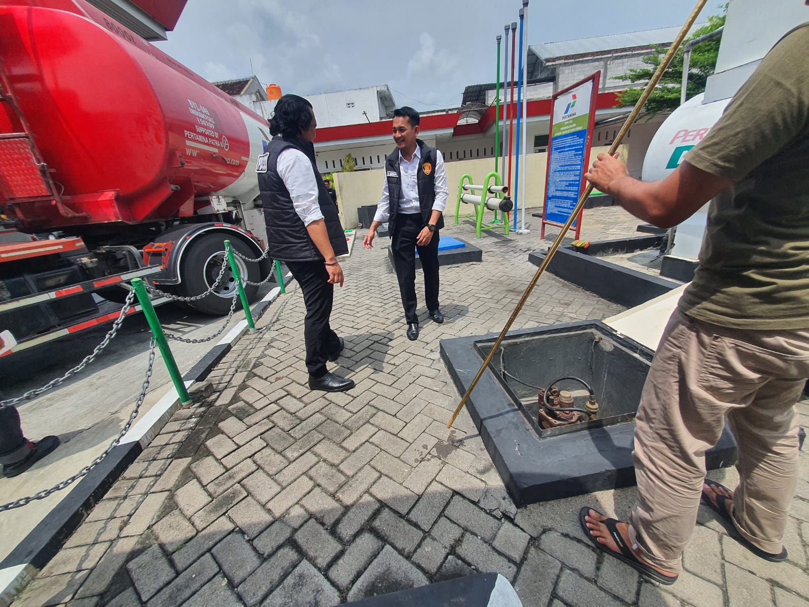 Sat Reskrim Polres Ngawi Cek SPBU Imbas Antrean Panjang