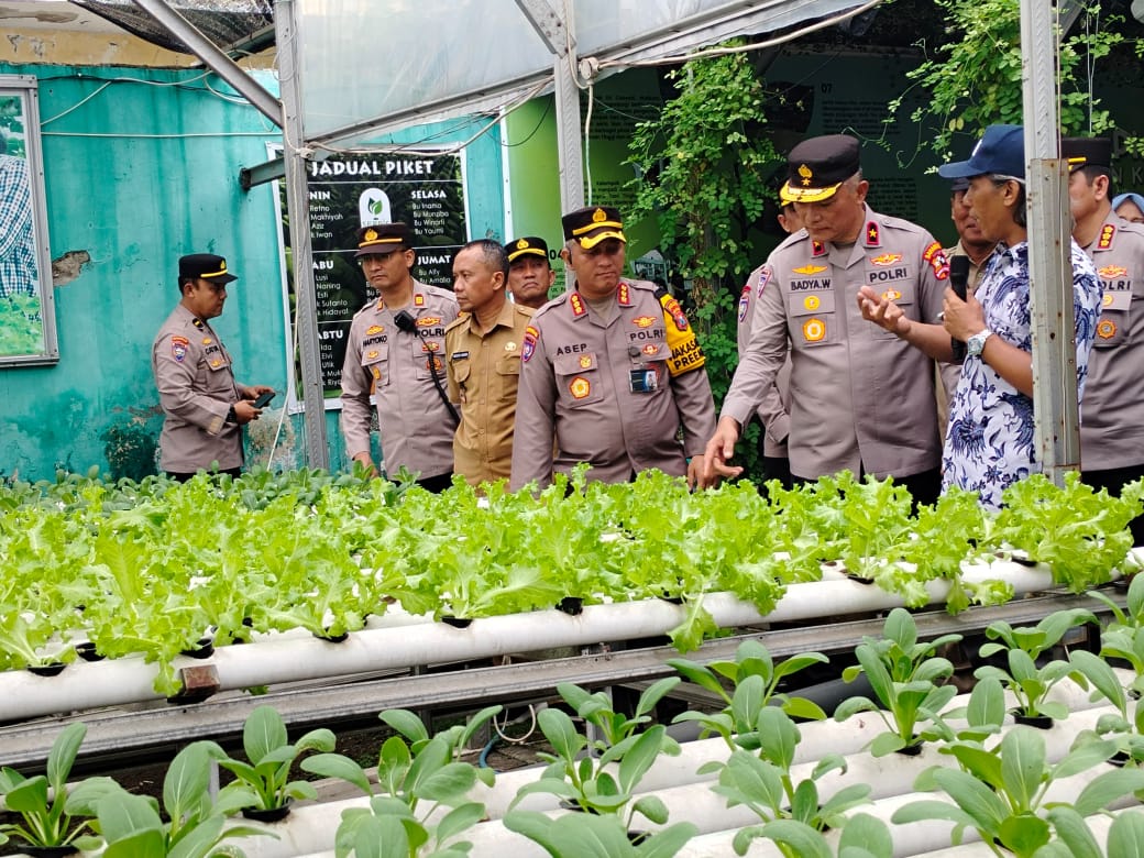 Polsek Wonocolo Kawal Kunjungan Dirbinpotmas di Kebun Serpis Hidroponik