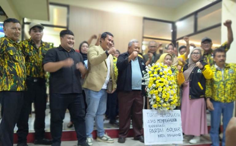 Kader Golkar Kota Malang Sampaikan Duka Kaderisasi lewat Karangan Bunga