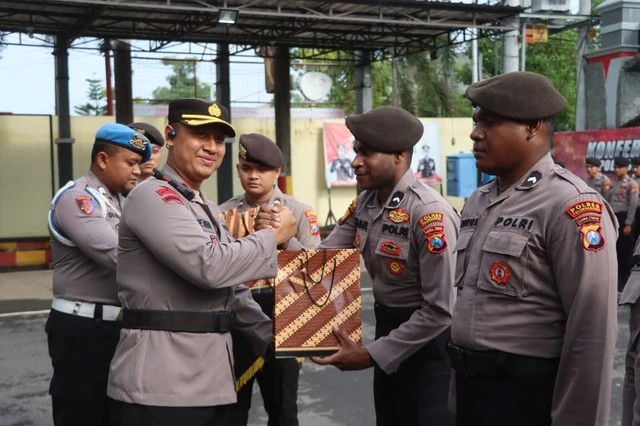 Penuh Haru, Polres Tulungagung Lepas Lima Bintara Asal Papua