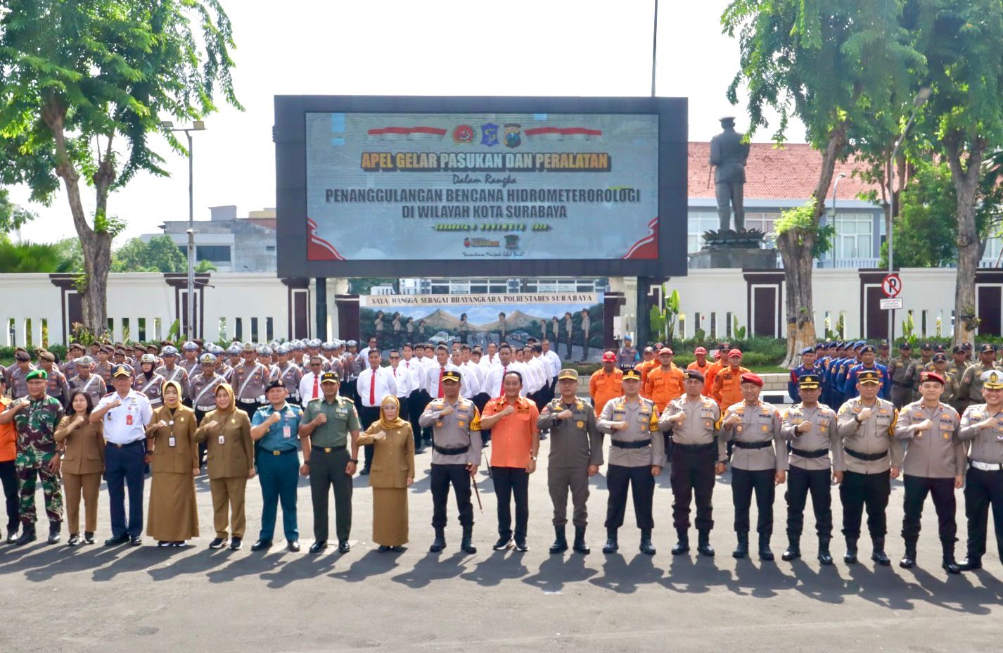 Antisipasi Bencana Hidrometeorologi, Polrestabes Surabaya Pasang Badan