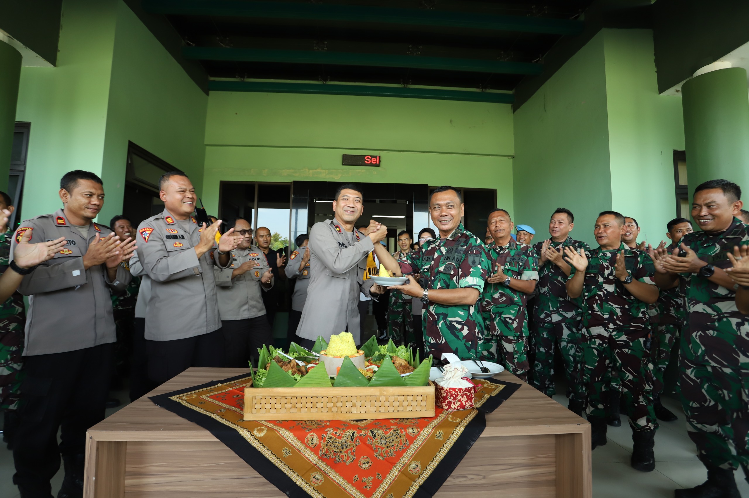 Solidaritas TNI-Polri Kian Menguat, Polres Gresik Beri Kejutan di HUT TNI ke-79 di Kodim 0817