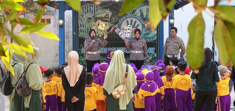 Satlantas Polres Bangkalan Edukasi Tertib Lalin Siswa TK Mutiara Idaman